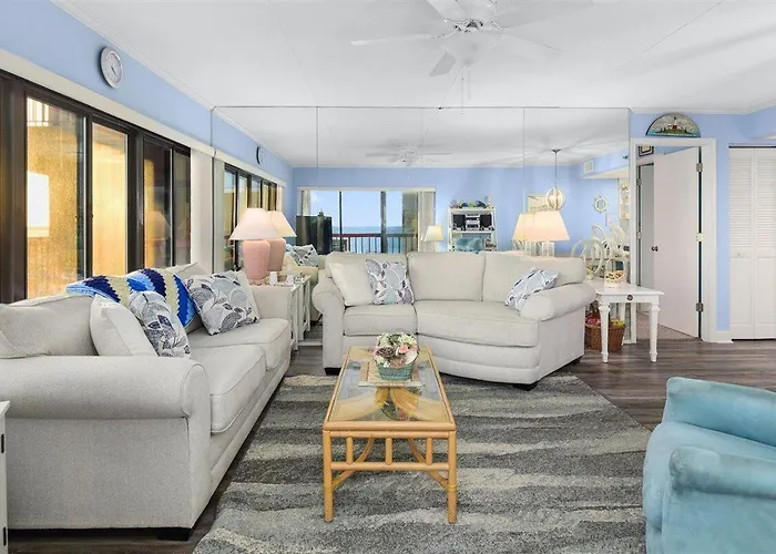 Ocean Front 1 Bedroom Rainbow Condo, Steps To The Beach! Holiday home *