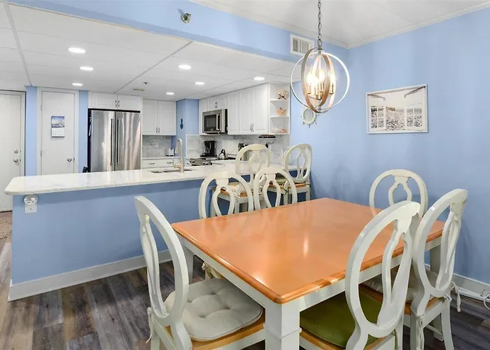 Ocean Front 1 Bedroom Rainbow Condo, Steps To The Beach! Holiday home