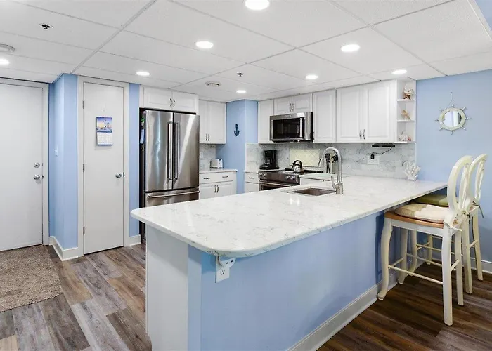 Ocean Front 1 Bedroom Rainbow Condo, Steps To The Beach! Holiday home