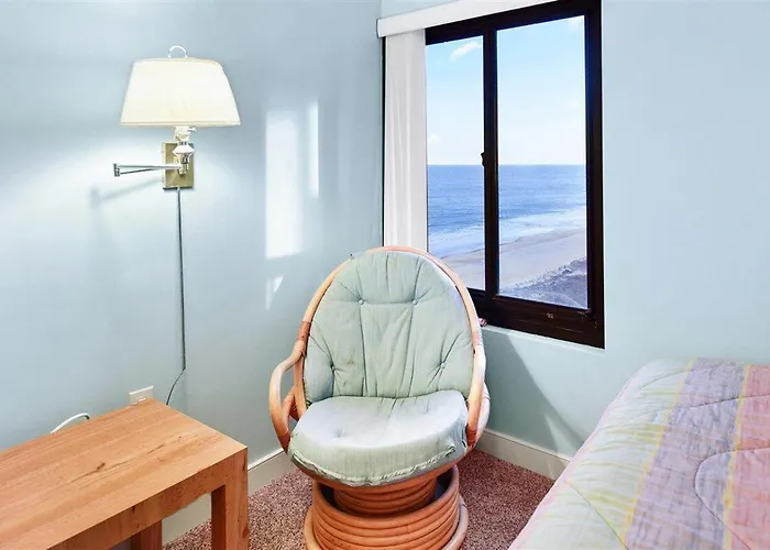 Ocean Front 1 Bedroom Rainbow Condo, Steps To The Beach! Holiday home