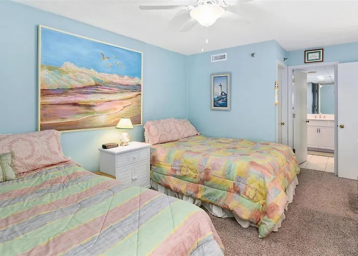 Ocean Front 1 Bedroom Rainbow Condo, Steps To The Beach! Holiday home *