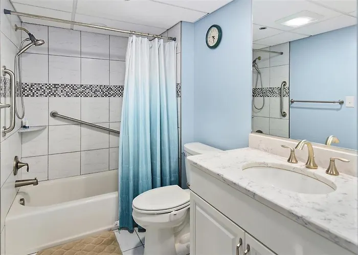 Ocean Front 1 Bedroom Rainbow Condo, Steps To The Beach! *