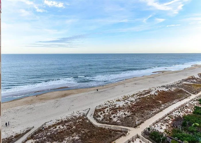 Ocean Front 1 Bedroom Rainbow Condo, Steps To The Beach! Holiday home