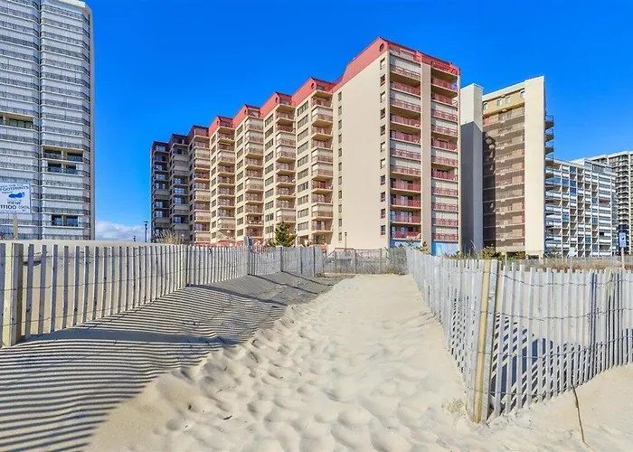 Ocean Front 1 Bedroom Rainbow Condo, Steps To The Beach! *