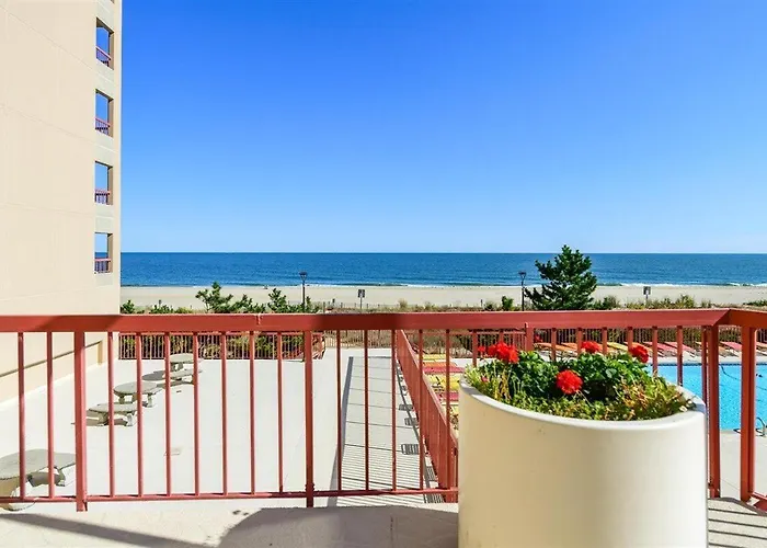 Ocean Front 1 Bedroom Rainbow Condo, Steps To The Beach! *